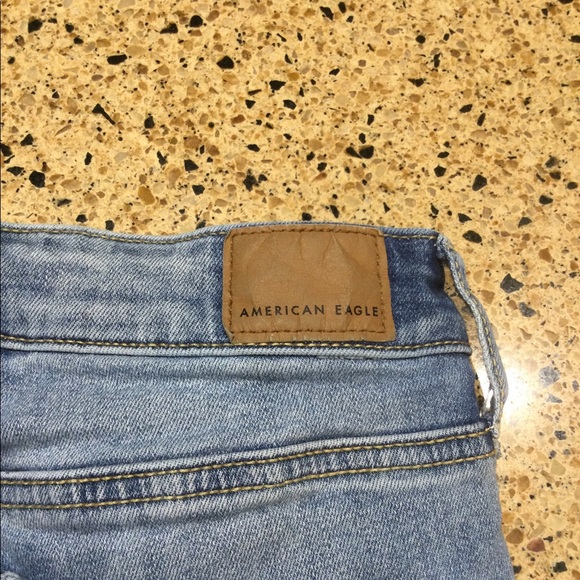 American Eagle women’s light denim shorts - Picture 2 of 3